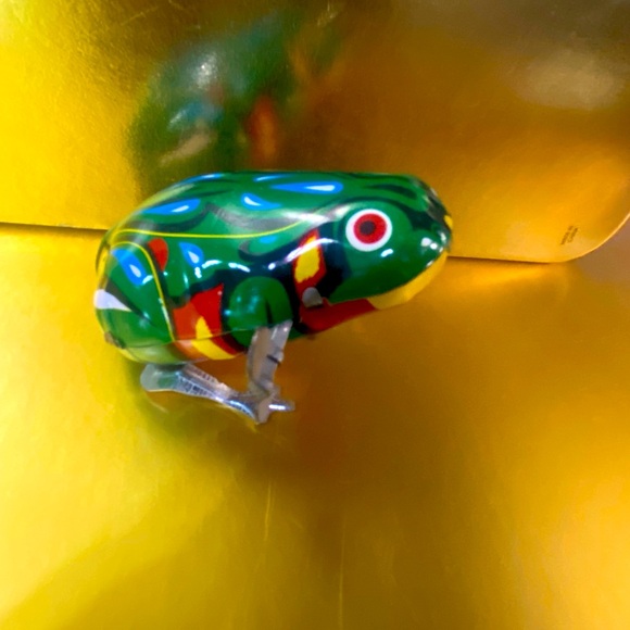 VINTAGE TIN FROG JUMPING WIND UP COLLECTIBLE TOY WORKS! 3”x2” - Picture 7 of 8